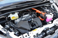 ハイブリッド車の代名詞「プリウス」ゆずりのハイブリッドシステム。燃費は23.8km/リッター（JC08モード）を記録する。
    