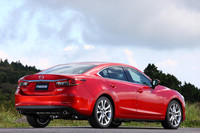 ボディーカラーは全7色。写真はイメージカラーの新色「ソウルレッドプレミアムメタリック」。