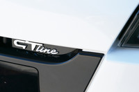 本国では最上級モデルの「R.S.」を筆頭に、「GT」「GTライン」と、ルノースポールが手掛けたスポーツグレードが複数ラインナップされる。「GTライン」はその中でも最も内容の軽いもので、足まわりと内外装の変更が中心となる。