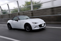 東名高速を走るND型「ロードスター」。外装色はテスト車の「セラミックメタリック」を含む7色が用意されている。
    