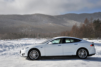 全長は4978mmと大柄。車重は2108kgに達する。
    