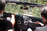 運転シーンを車内から。激しい揺れをともなうオフロードでは、グラブボックス上部のバーが、コドライバーの役に立つ。こうした装備は、決してドレスアップ用のアイテムではないのだ。