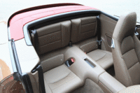 リアシートの背もたれを倒せば、フラットなラゲッジスペースができあがる。（クリックすると背もたれが倒れる様子が見られます）