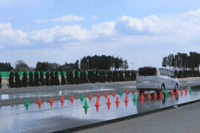 ウエットブレーキング比較デモの様子。「EX20RV」装着車は従来モデル装着車のはるか手前の位置で停止した。（写真をクリックすると新旧タイヤによる制動距離の違いが見られます）
    