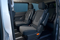 シートレイアウトは全グレード共通で3列7人乗り。2列目はセパレート式、3列目は3分割可倒が可能なベンチ式となる。