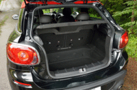 荷室の容量は、フル乗車時で330リッター。後席を倒すことで1080リッターにまで拡大できる。後席から連なるような、トノカバーのデザインにも注目。（画像をクリックすると、シートの倒れるさまが見られます）
    