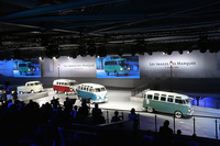 「フォルクスワーゲングループナイト」で。商用車部門の新コンセプトカー公開に先立ち、初代「タイプ2」によって、華やかなパフォーマンスが繰り広げられた。