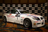 2008年WTCCのエントリー車両は、写真の「BMW 320si」ほか、「シボレー・ラセッティ」「セアト・レオン」「ホンダ・アコード」が名を連ねる。