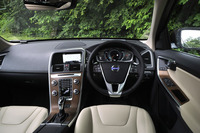 「XC60 D4 SE」のインテリア。テスト車にはオプションの「レザーパッケージ」や「モダンウッドパネル」などが装着されていた。
    