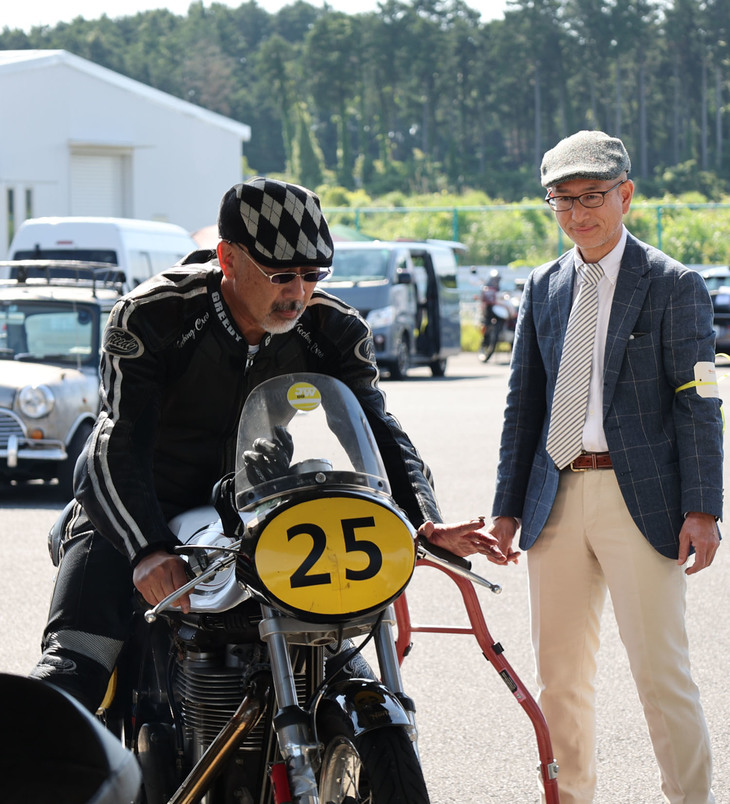 1962年「ノートン・マンクス30M」にまたがるのは、サイドウェイ・トロフィーを企画し、10年にわたって主宰してきた金子 温氏。「隗（かい）より始めよ」というわけで、エバーグリーンカップにも1960年「オースチン・ヒーレー3000」で参戦している氏は、東京・世田谷にある英国製クラシックカー専門店「パルクフェルメ」のオーナーである。