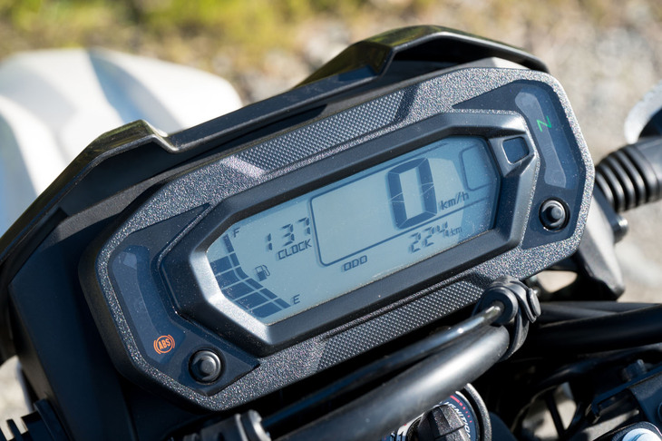 液晶メーターは簡素なモノクロだが、視認性は上々で、機能的にも不足はない。