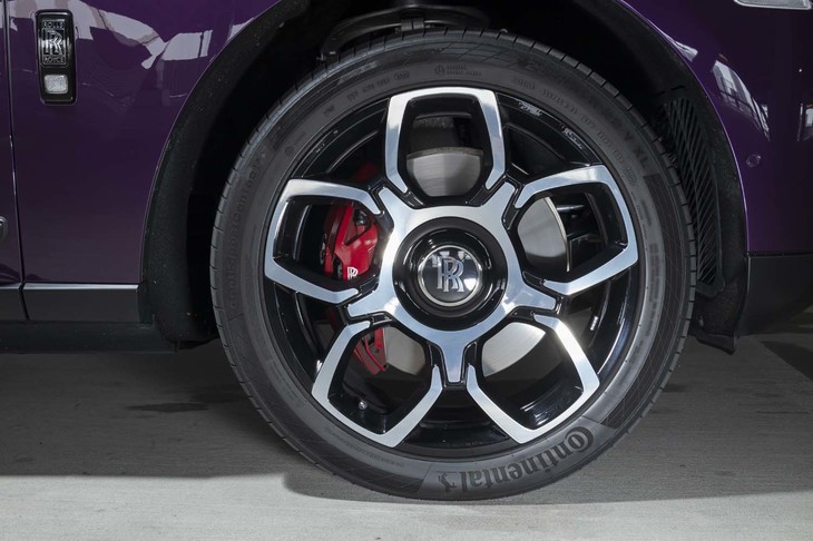 22インチの鍛造アルミホイールは「カリナン ブラックバッジ」専用デザイン。