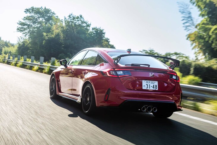 今の「シビック」には4ドアセダンか5ドアハッチバックしか車型がないこと、実用的な5ドアボディーが、今の人気の一因となっていることは百も承知だが、やはり2ドアか3ドアボディーで、この「タイプR」を見てみたかった。そう思わせるほどに、現行のシビック タイプRはピュアでハイレベルなスポーツカーに仕上がっているのだ。