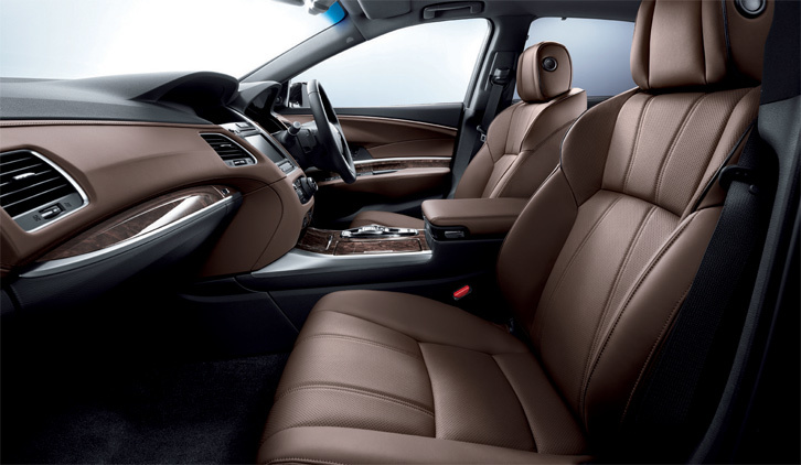 内装色には写真の「ディープブラウン」を含む、全4色が用意されている。