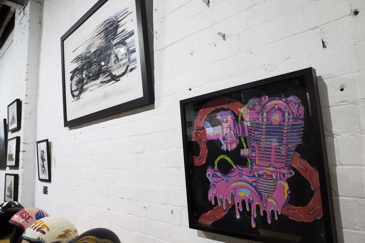 絵画や写真など、バイクにまつわるさまざまなアート作品も展示されていた。