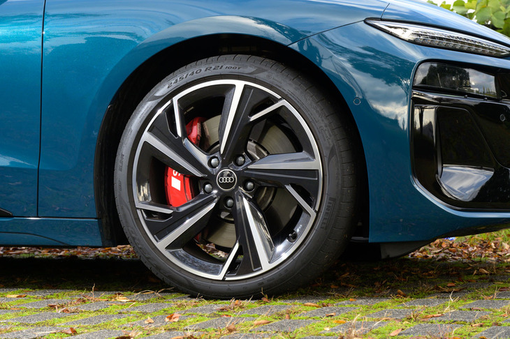 「S6 e-tron」のタイヤサイズは、前：235/45R20、後ろ：265/40R20が標準だが、試乗車にはオプションの21インチホイールと、前：245/40R21、後ろ：275/35R21サイズのタイヤが装着されていた。赤く塗られた前後のブレーキキャリパーもオプションだ。
