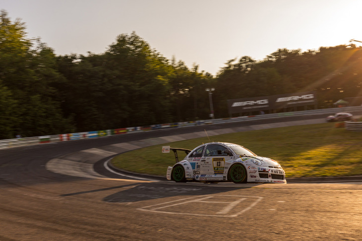 最後にニュルブルクリンクっぽい写真を一枚。懐かしの「フォルクスワーゲン・ニュービートル」。かわいらしい見た目に反して、結構速かった。