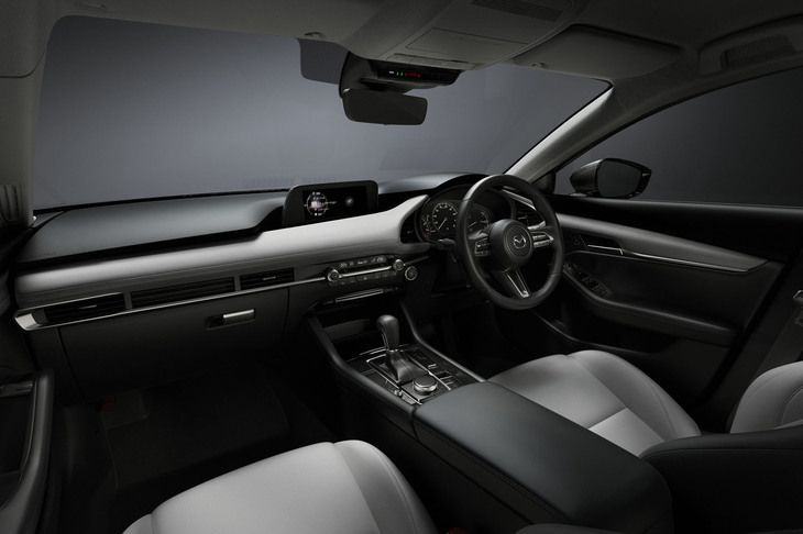 「マツダ3」のダッシュボード。ホーンパッドは威圧的ともいえる存在である。