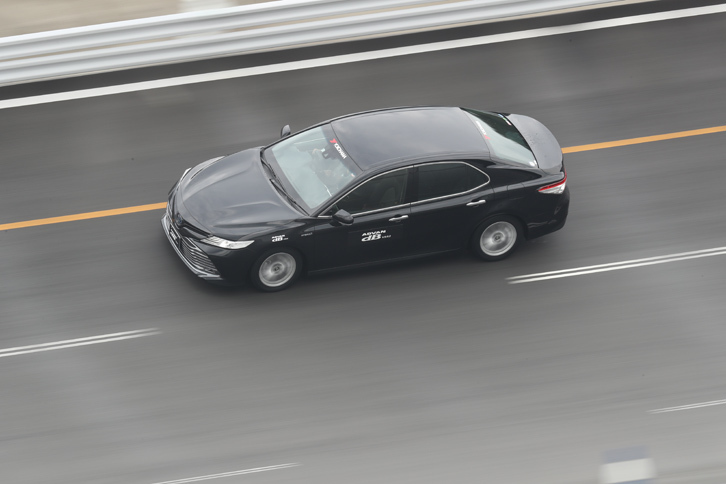 140km/hで走行した周回路でもスタビリティーは良好だった。写真のテスト車は「トヨタ・カムリ」。