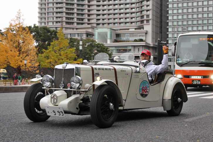 行幸通りを和田倉門交差点で左折して日比谷通りに入った1953年「MG-TD」。ドライバーは雅楽演奏家の東儀秀樹氏。