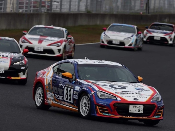 そしていよいよ決勝レース②です。前日の決勝レース①でかなり自信を持てたので、さらに！ ……と、またやってしまいました。よかれと思ってやったことが外れ、前半はペースも上がらず、接触を避けたことでポジションダウン。後半になってペースが上がり、少し順位を戻すことができましたが、最終的に13位でのチェッカーとなりました。なお2019年シーズンの年間タイトルは、カーウォッチBS 86revoの橋本洋平選手が獲得しました。