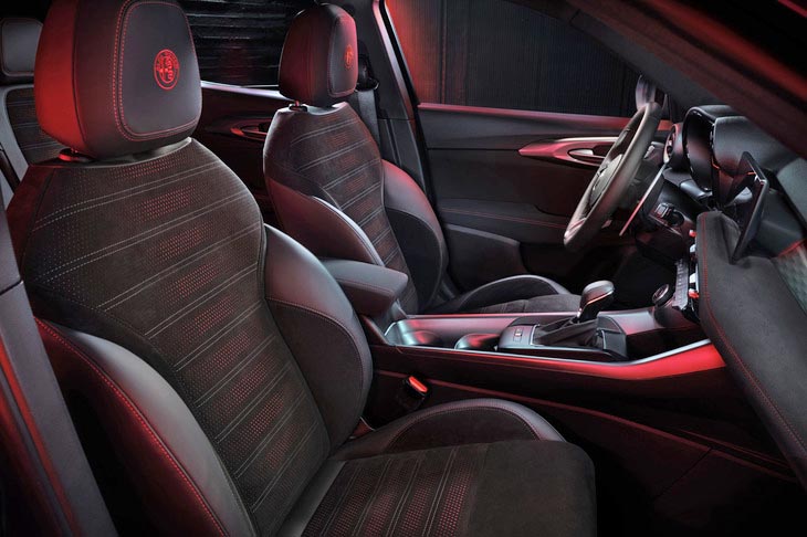 個性的なデザインのフロントシート。大きく張り出したサイドサポートが目を引く。