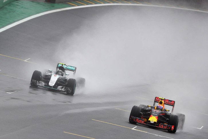 大雨、滑る路面、水煙で前が見えない状況に尻込みするドライバーもいたが、フェルスタッペン（右）は、まるで水を得た魚のように縦横無尽に臆（おく）せず怯（ひる）まずマシンをドライブ。ロズベルグ（左）から2位の座を奪うもタイヤ交換で後退。レース終盤は16番手からオーバーテイクショーを披露し、見事3位表彰台を獲得した。（Photo=Red Bull Racing）