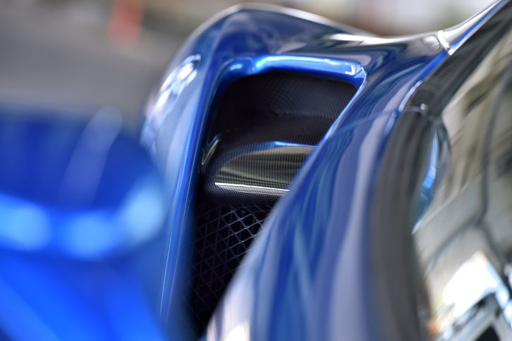 サイドインテークはフラップで上下2段に分割されている。上段はエンジンの吸気用で、下段はターボのインタークーラーの冷却用。