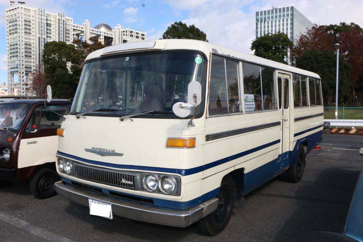 さまざまなクルマが並ぶ旧車天国の会場でも大型車は珍しい存在。1979年式（昭和54年式）「日産シビリアン」。これが初代モデルとなる。展示車は、26人乗りのマイクロバス仕様。