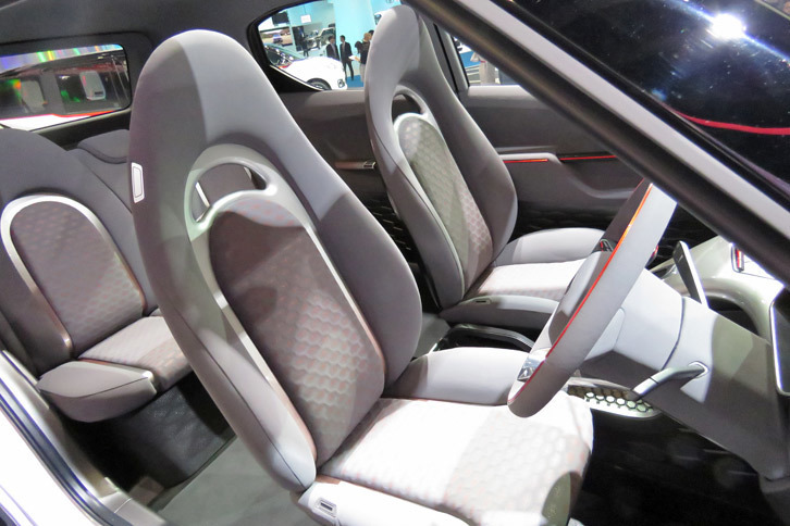 ダイハツDNトレック（フロントシート）