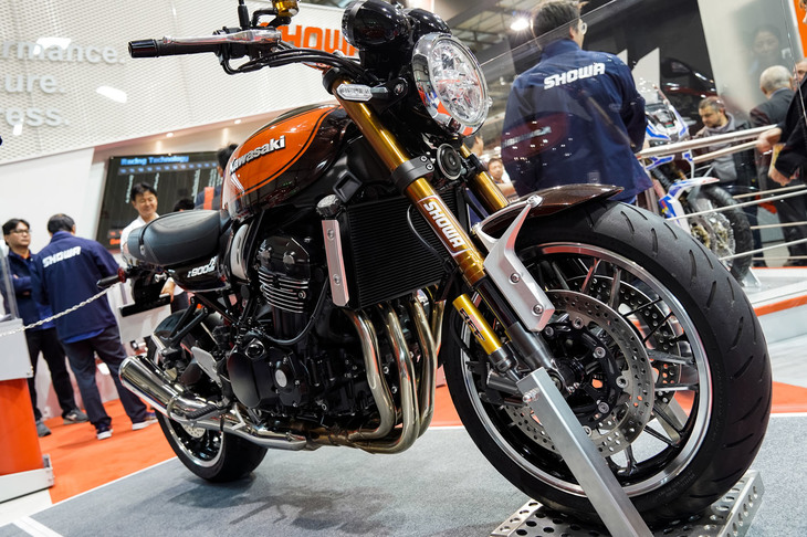 日本のサスペンションブランド、SHOWA（ショーワ）は、何度もタイトルを獲得している世界スーパーバイク選手権で得たノウハウや、実際にレースで使用する技術を投入したメーカーオプションパーツの開発を進行中。写真は「カワサキZ900RS」用に開発中の高性能フロントフォークとリアサスペンション装着車。