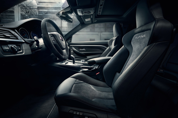 「B4 Sビターボ エディション99クーペ」の電動スポーツシート。