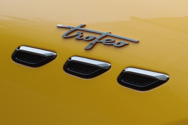 マセラティ・グレカーレ（フロントフェンダー部のエンブレム）