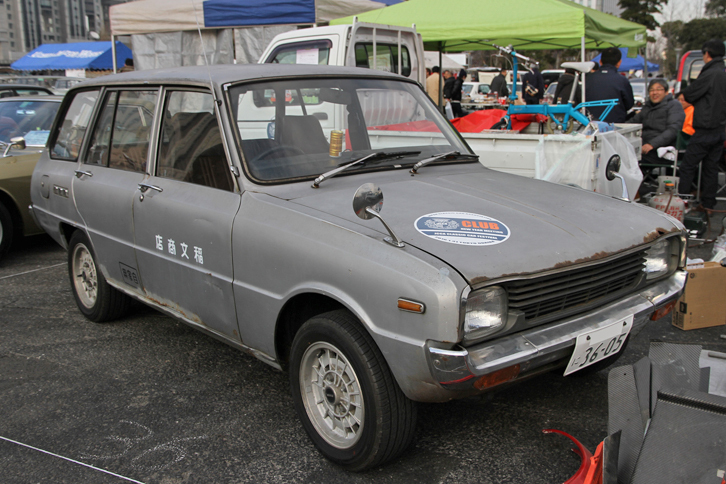年季の入った「マツダ・ファミリア・バン」。1967年に登場した2代目ファミリアの商用バンである。