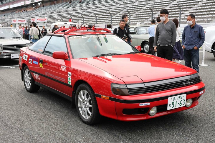 こちらの「トヨタ・セリカGT-FOUR」（ST185型）は、1987年に公開された映画『私をスキーに連れてって』で高橋ひとみが演じた羽田ヒロコの愛車のレプリカ。ファンが手がけたものだが、スクリーンでの活躍を思い出させてくれる見事な一台だ。