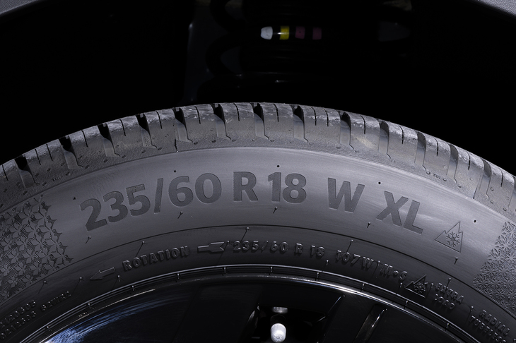 「ID.4」には純正装着サイズの235/60R18を装着。順次発売予定ではあるものの、15インチから21インチまで全49サイズを取りそろえている。