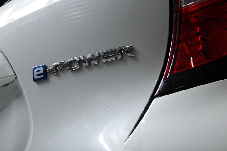 テールゲートに装着された「e-POWER」のバッジ。日産では「ノート」以外の車種にも、このシリーズハイブリッドシステムを導入する予定となっている。