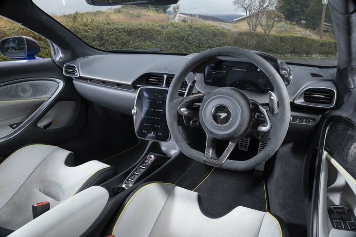 機能のみを追求したインストゥルメントパネルはイタリアのライバルとは一線を画す仕立てだ。前方視界のよさは写真でも確認できる。