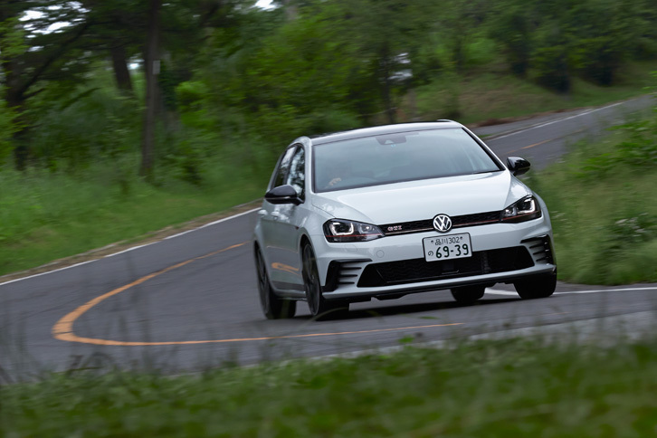 「GTIクラブスポーツ トラックエディション」のエンジンにはブースト機能が備わっており、走行モードが「スポーツ」、もしくはシフトモードが“S”となっている場合、ギアが3速以上の状況でアクセルペダルを踏み込むと、約10秒の間、最高出力が290ps、最大トルクが38.8kgmに引き上げられる。