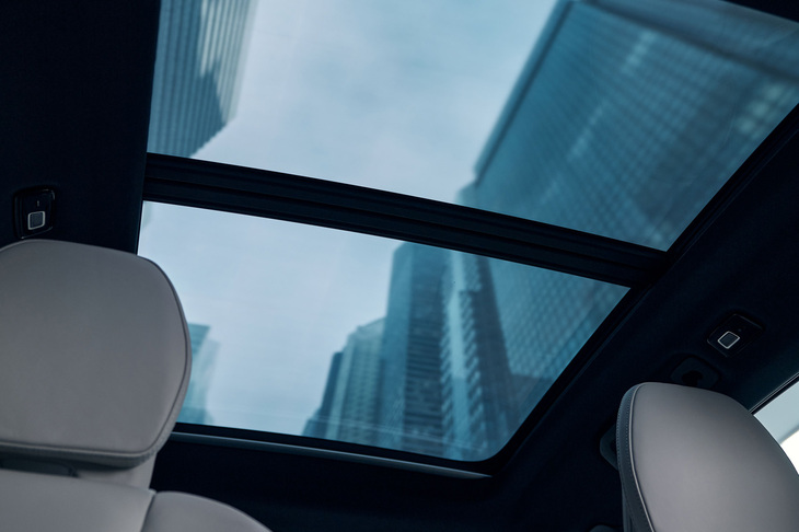 特別装備されるチルトアップ機構付き電動パノラマガラスサンルーフ。