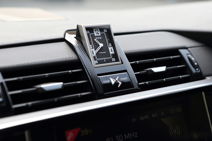 上級グレード「グランシック」のダッシュボードに装着される、B.R.Mアナログクロック。エンジン始動とともに180度回転して文字盤が現れる。