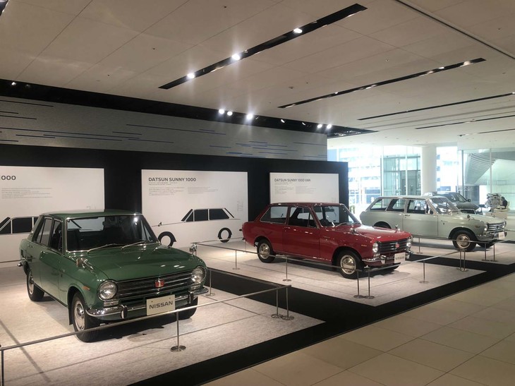 横浜の日産グローバル本社ギャラリーで。「COLOR DESIGN STORIES」と題された特別展示。初代「日産サニー」が3台。