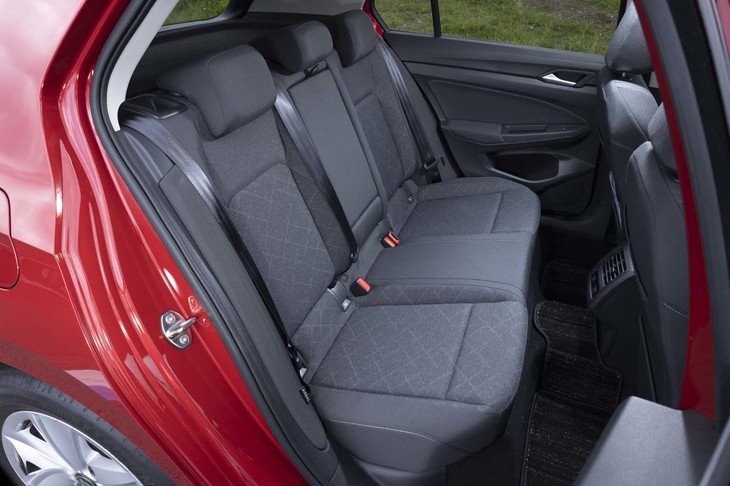 「ゴルフ」のリアシート。アップライトな姿勢で座れるほか、膝裏に当たる座面の前端が柔らかくなっている（座ると押し込まれる）ため、見た目よりもずっと広く感じられる。