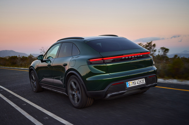 「マカン4S」は、パワーオーバーブースト機能作動時でシステム最高出力516PSを発生。606km（WLTPモード／EU仕様）の一充電走行距離を誇る。