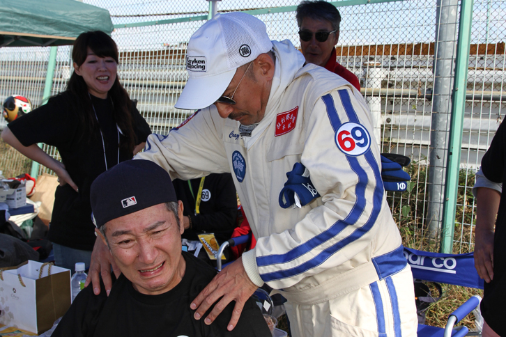 予選終了後、クルーが桑島さんをマッサージしているのを見た剣さんが、「僕のほうがうまいかも」。桑島さんいわく、「こりゃ効くわ、ホントにうまいな。剣、いったいどこで覚えたんだ？」。