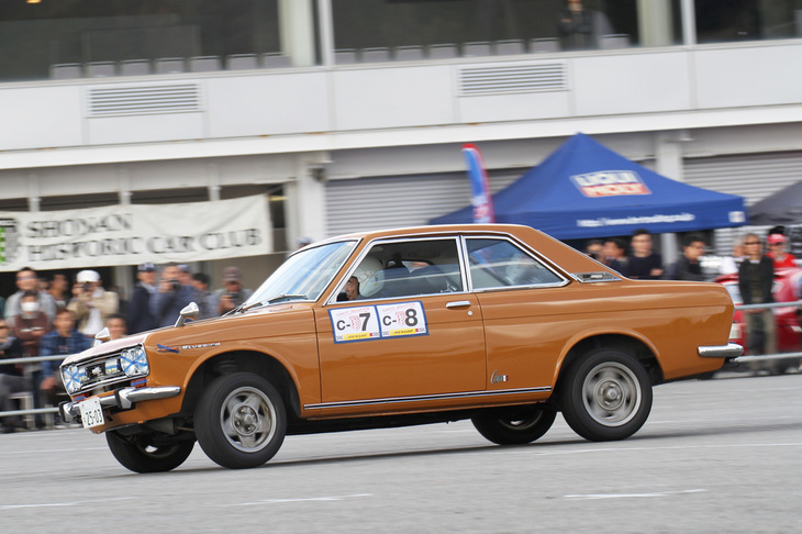 大学の自動車部から30年以上の付き合いという2人でCクラスにダブルエントリーしている「ダットサン・ブルーバード1600SSSクーペ」。毎回、「ジネッタ」や「ロータス・エラン」、「アルピーヌ」といった2座スポーツカーを相手に健闘しているが、今回も2台のジネッタとエランに続いて4位と5位に入った。