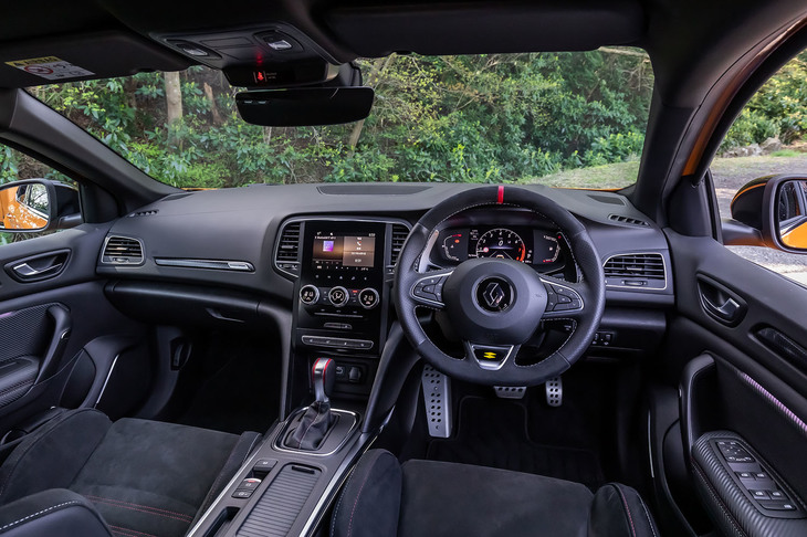 インテリアの基本デザインは従来型を踏襲しているが、エアコンのコントロールパネルが変更され、操作性が向上している。