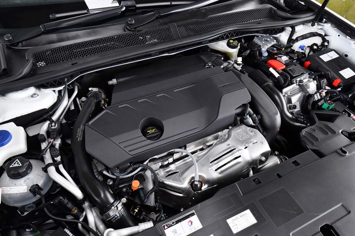 最高出力180PSの1.6リッター直4ターボエンジン。モーター（同110PS）とのコンビネーションにより、システム最高出力225PSを発生する。