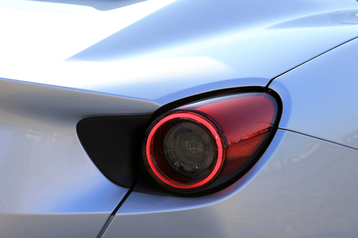 「カリフォルニア」シリーズから引き継いだ一体的な造形を持つ丸形のテールライトも、ボディーデザインの変更に合わせてブラッシュアップされている。両車を比較すると、「ポルトフィーノ」ではより車体の左右後端にライトが取り付けられていることに気づく。