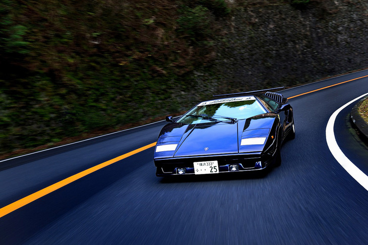 2010年に購入した「ランボルギーニ・カウンタック25thアニバーサリー」は1500万円だった。当方の収入が減る一方なのにクルマの値段は上がる一方で、なかなか新車には手が出せない。（写真＝池之平昌信）